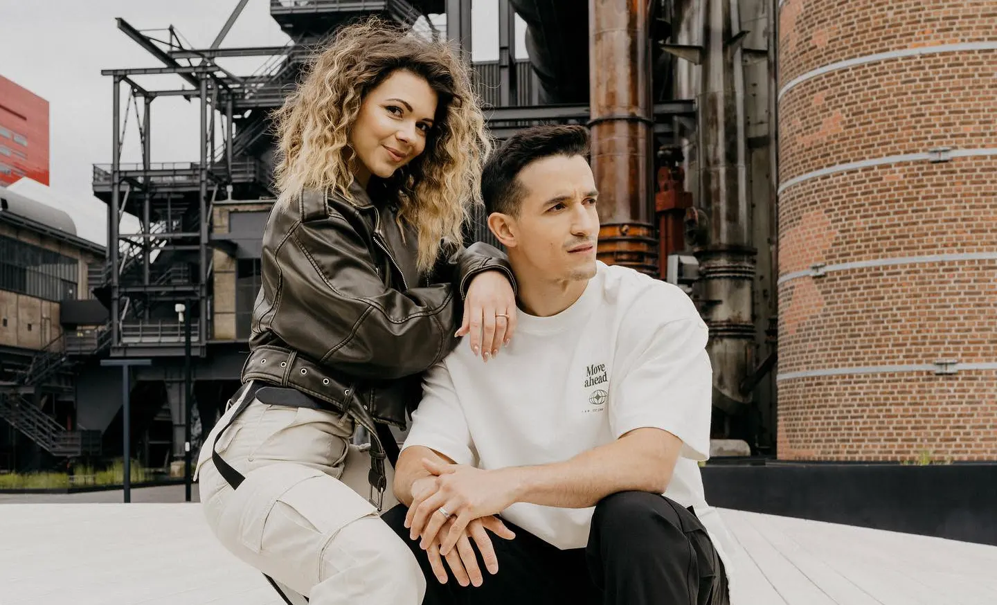 Eigentlich ein idyllischer Anblick. Nackte Haut sollte dieses Bänkli jedoch lieber nicht berühren, im Sommer heizt es sich in der Sonne nämlich extrem auf.